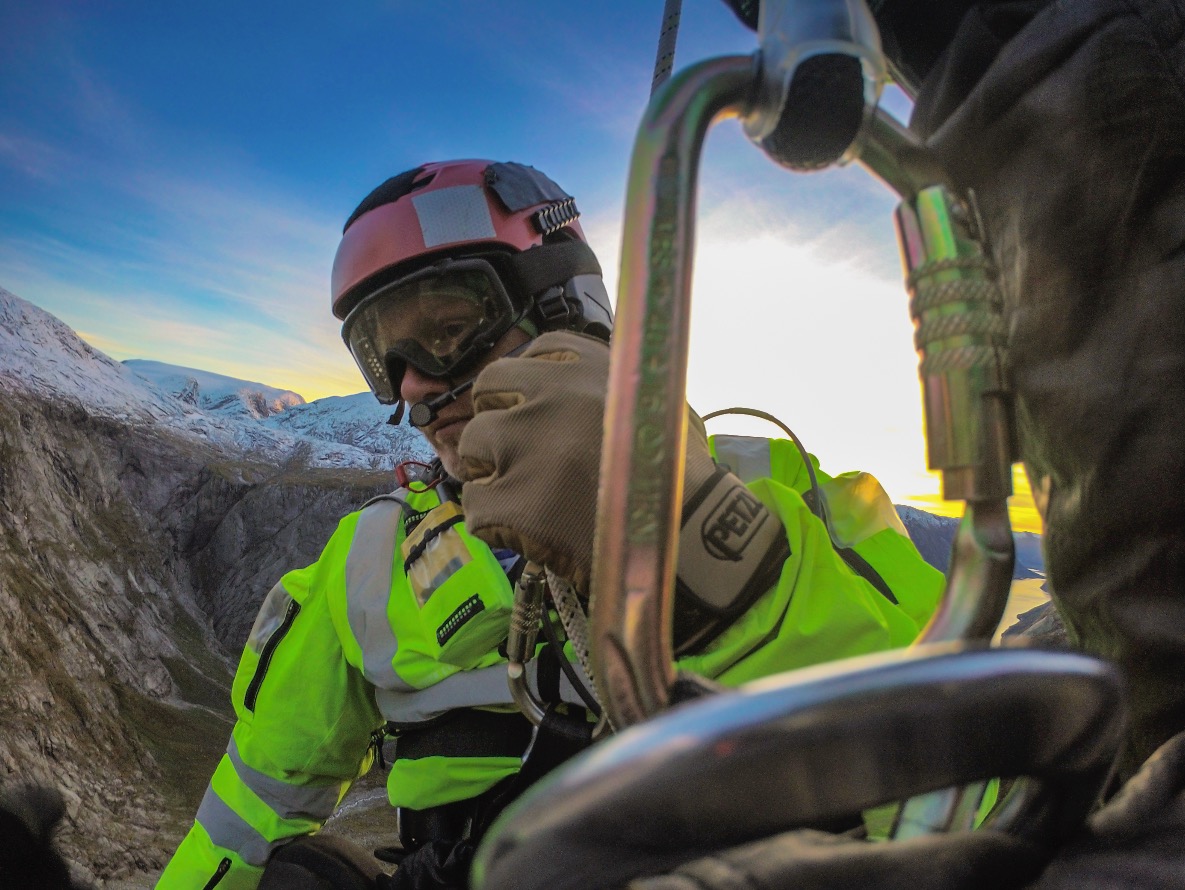 LUFTIG JOBB: Redningsmann Kjetil Leknes snakker på radioen med helikopteret, som er tredve meter over oss.