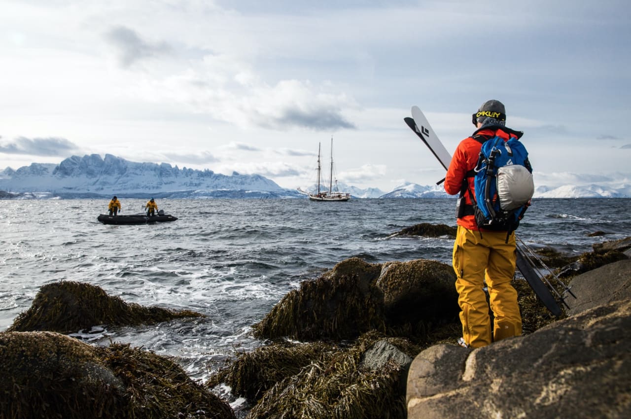 UTLIGJENGELIG: I Kvænangen stuper mange renner rett ned i havet, og er kun tilgjengelige med båtskyss. Antte Lauhamaa nyter utsikten mot Kvænangstindan mens han venter på skyss tilbake til det flytende hjemmet. Foto: Mika Merikanto