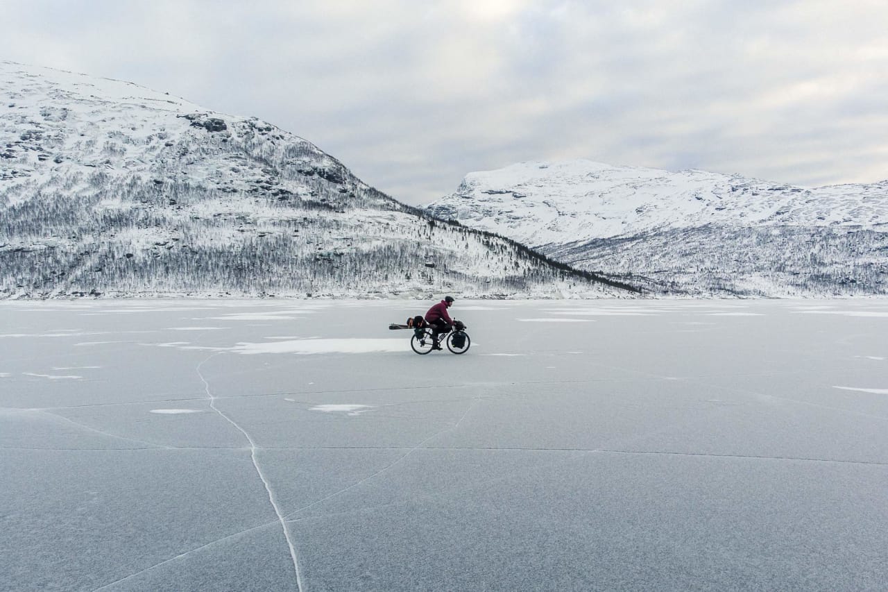 SELVET: Med drone og selvutløser har Andreas Køhn dokumentert hans andre sesong som sykkelbasert skikjører.
