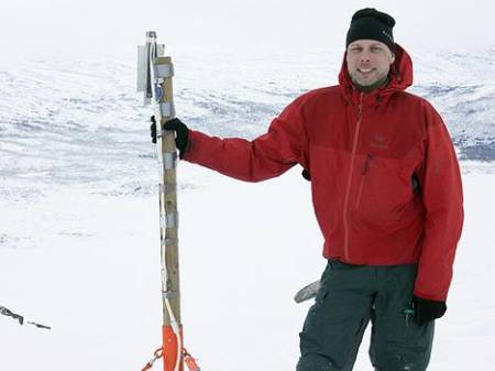 FOREDRAGSHOLDER: Stefan Mårtensson mener feilaktig og overdreven skredvarsling gjennom mange år i svenske skisentre har ført til dødsulykker. Foto: Luleå Tekniske Universitet