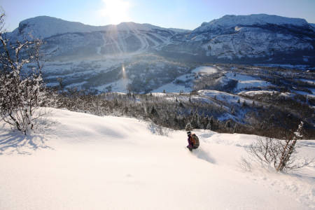PÅ TUR: Ida Siem kjører ned fra Rustehaugnosi med skisenteret i bakgrunnen. Foto: Jørgen Aamot