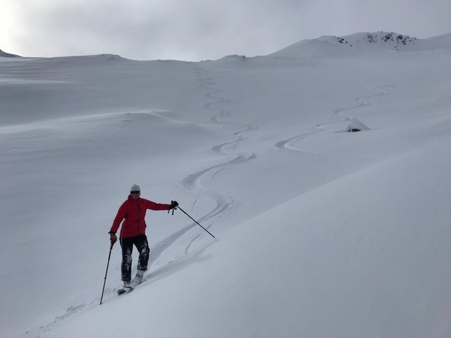 KJEMPEFØRE: Nok såle til å dekke de verste steinene og bra med nysnø oppå der igjen. Det er skiføret på Sunnmøre nå. Foto: Gordie Smith
