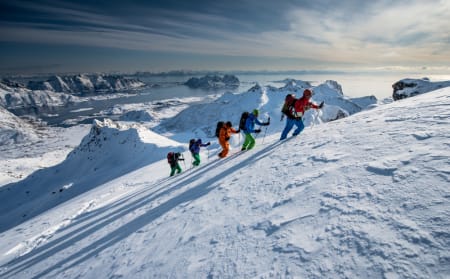 SOSIALT: Mektige omgivelser på topptur i Nord-Norge. Foto: Norwegian Adventure Company