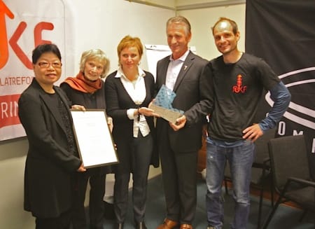 Fra venstre: Kit Fai Næss, Grethe Lund (mor til prisvinner Anne Margrethe Lund), Hedvig Lund (søster til Anne Margrethe Lund), Leif Landsverk og Ole Karsten Birkeland. Foto: Lars Ole Gudevang