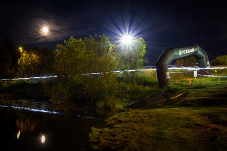 Månen har tatt solens plass på himmelen. Løperne blir borte under hodelyktene.