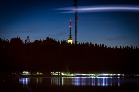Løperne passerer under Tryvannstårnet og lysene gir en magisk stemning i Oslonatten.