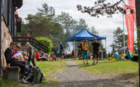 Ved Kobberhaughytta fikk deltagerne servert varm suppe. Foto: Sylvain Cavatz