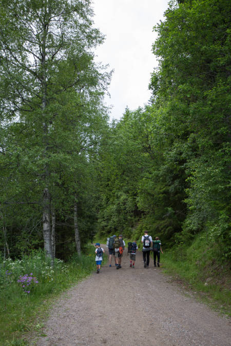 Hele familien på tur. Foto: Sylvain Cavatz