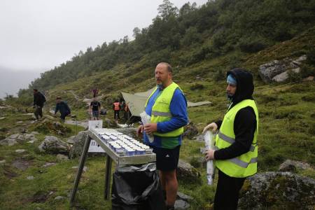 MATSTASJON:– Greit med lite klede, då blir ein ikkje våte, meiner frivillig på Johnny Vonheim. Petter Gibas til høgre. Begge frå Loen. Foto: Jørn-Arne Tomasgard