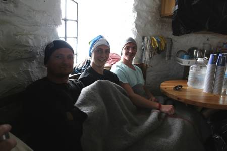 FROSNE: Fredrik og Magnus Amlien saman med kompisen Robert Svendsen. Dei hadde ikkje med anna enn t-skjorte, og vart overraska av snø på toppen. Foto: Jørn-Arne Tomasgard