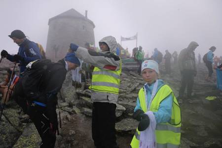 VEL FORTENT: Gary Tye, leiar i Loen IL, hengde medaljer rundt mange hundre halsar. Her er det Kjersti Skei frå Bergen som får sin. Foto: Jørn-Arne Tomasgard