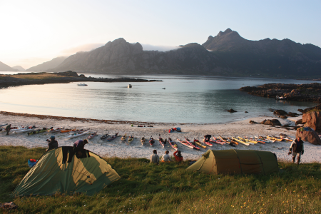 Arctic Sea Kayak Race i Vesterålen, 20. - 26. juli. ASKR er den årlige treffplassen for havpadlere fra hele Europa, første gang arrangert i 1991. Her møtes konkurransepadlere, turpadlere og nybegynnere til ei trivelig, sosial og lærerik padleuke i vakker natur. www.askr.no. Foto: ASKR