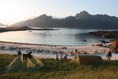 Arctic Sea Kayak Race i Vesterålen, 20. - 26. juli. ASKR er den årlige treffplassen for havpadlere fra hele Europa, første gang arrangert i 1991. Her møtes konkurransepadlere, turpadlere og nybegynnere til ei trivelig, sosial og lærerik padleuke i vakker natur. www.askr.no. Foto: ASKR