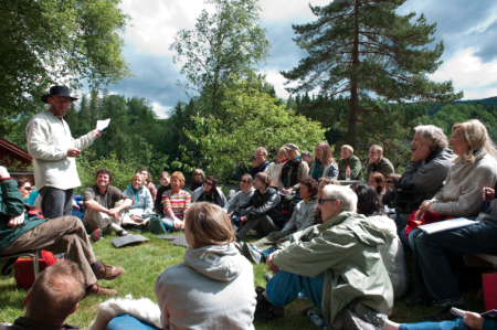 Tankeranglingfestivalen i Tisleidalen, 31. juli – 3. august. Tankeranglingfestivalen er en annerledes miljøfestival inspirert av filosofen Arne Næss og hans økosofi. Som deltaker får du møte fargerike gjester med spennende fortellinger fra et levd liv. Www.tankeranglingfestivalen.no. Foto: Tankeranglingfestivalen