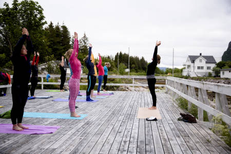 Aleta yoga sørger for en god start på dagen for spreke morgenfugler. Foto: Line Hårklau