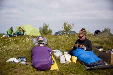 Julie Korneliussen og Karen Ishol Skogan nyter morgensola. Foto: Line Hårklau
