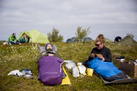 Julie Korneliussen og Karen Ishol Skogan nyter morgensola. Foto: Line Hårklau