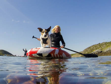 Kiter Kari Schibevaag og hunden Truls holder SUP-kurs. Foto: Line Hårklau