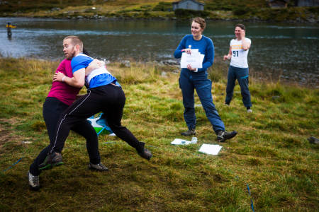 Tøffe tak i multisportkonkurransen lørdag. Foto: Eivind Haugstad Kleiven