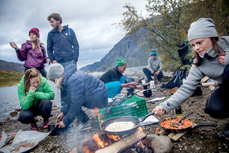 Maten smaker best ute, eller hva? Fra matkurset. Foto: Øyvind Nordahl Næss