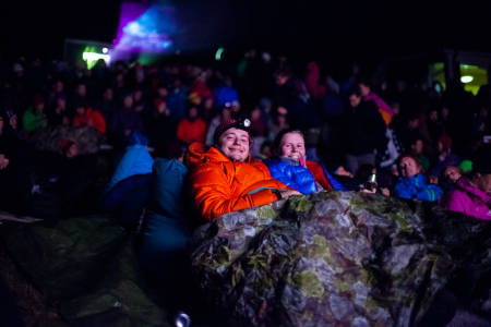 God stemning på ute-amfiet under fredagens visning av høstens norske actionthriller, Cave. Foto: Eivind Haugstad Kleiven