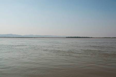 Elva Irrawaddy er landets største elv. Den renner gjennom Irrawaddy delta før den ender i Andamanhavet.