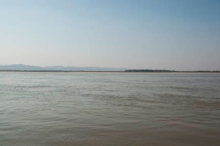 Elva Irrawaddy er landets største elv. Den renner gjennom Irrawaddy delta før den ender i Andamanhavet.