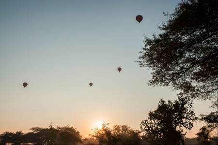 Står du tidlig opp og sykler ut i før det lysner kan du se de populære luftballongene snike seg over himmelen.
