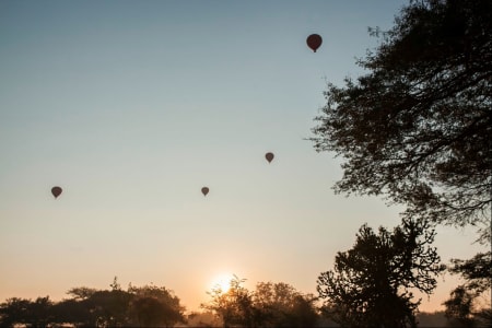 Står du tidlig opp og sykler ut i før det lysner kan du se de populære luftballongene snike seg over himmelen.