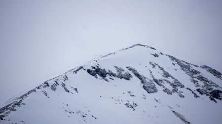 En liten gruppe nærmer seg toppen av Nonstinden. Foto: Marit Vidnes