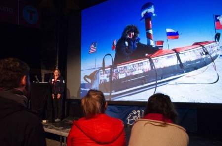 Astrid Furholt forteller om Sydpolen-turen under Fjellfilmfestivalen i 2018. Foto: Fjellfilm