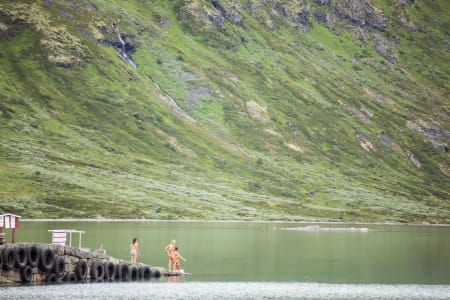 Når sola skinner på Eidsbugarden skal rockerene bade. Foto: Marte Stensland Jørgensen