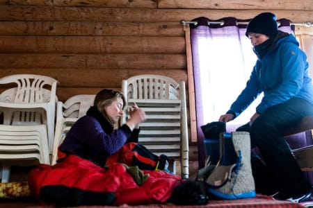 På en sovesal i Skoganvarre får Marte hele to timer søvn. Oda vekker henne med en mild stemme og oppvarmede Nesnalobber. Foto: Wanda Nathalie Nordstrøm