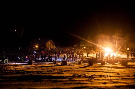 Da Finnmarksløpet ble arrangert første gang i 1981, stod tre hundespann på startstreken. Nå er det landsdelens største idrettsarrangement. Siden 2009 har NRK hatt daglige sendinger fra løpet, og interessen blant folk har eksplodert.