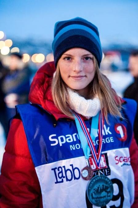 Marte har vært med som handler (hjelper) på Finnmarksløpet tidligere, men kjørte selv for første gang i år. Sammen med hundene kjørte hun inn til VM-bronse i klassen for renrasete polarhunder. Foto: Kristine Lindebø