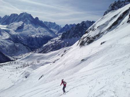 Saman med svenske Emelie Forsberg og spanske Kilian Jornet Burgada la eg siste hånd på verket i Chamonix. På bildet svingar Emelie seg nedover på påskeføre i Frankrike.