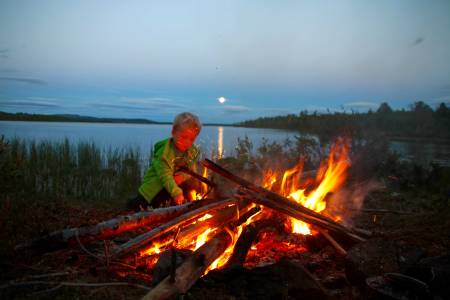 KOSELIGE KNEP: Et bål gjør det raskt litt hyggeligere å være på tur med barna på kalde høstdager. Foto: Jon Rune Rønneberg
