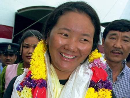 UKJENT EVEREST-BESTIGER: Lhakpa Sherpa jobber i oppvasken på Whole Foods i Connecticut. Foto: Scanpix