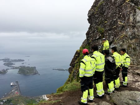 Sherpaer fra Nepal er eksperter på å lage stier ved bruk av stein, og er nå i gang med å lage ny sti til Reinebringen i Lofoten. Foto: Karianne Steen