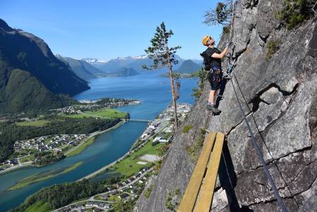 ROMSDALSSTIGEN: Introveggen krever lite forkunnskaper om klatring, med flere hvilebenker underveis og med utsikt til romsdals ikoniske fjellheim Foto: Norsk Tindesenter
