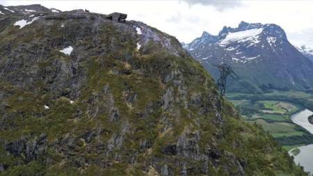GONDOL: Romsdalseggen har blitt en populær tur, med fin utsikt ut over Romsdalsfjellene, med Trollveggen, Romsdalshorn og Vengetindene som de mest markante. Turen tar 6-8 timer, og regnes som middels krevende. Illustrasjon: JSA Office