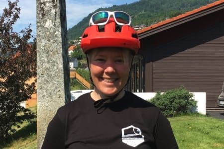 STISYKLING I SOGN: Rikke Wesvig driver guideselskapet Westguide og er en av ildsjelene bak den nye norske sertifiseringsordningen for terrengsykkelguider, mener det er nok av områder å ta av for de kommersielle guidene.