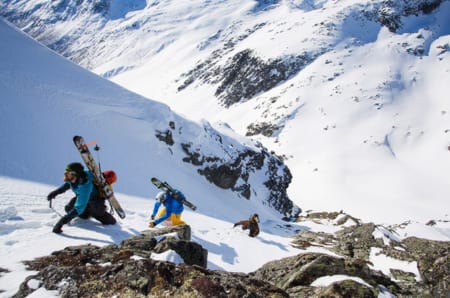 SKI I SKREDTERRENG: Til tross for alt det gode arbeidet som gjøres, er og vil det alltid være en usikkerhet knyttet til det å legge ut på skitur i skredterreng. Å jobbe med sikkerhetskulturen, individuelle holdninger og respekt for risikoen og usikkerheten ved ferdsel i natur er en sentral oppgave – både fra det offentlige og næringslivet, skriver kronikkforfatterne. Foto: Tore Meirik