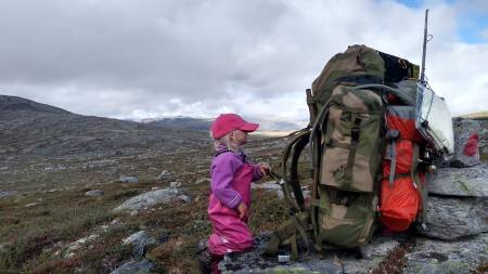 FJELLFERIE: I slutten av juni pakker Mina og pappa Alexander sekken for å tilbringe tre uker i Sunnmørsalpene. Foto: Alexander Read