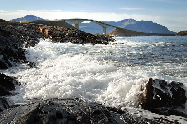 ATLANTERHAVSVEIEN: Veistrekningen er Nasjonal turistveg, og ble i 2005 kåret av folket til århundrets byggverk i Norge. Veistreknningen består blant annet av åtte broer på til sammen 891 meter og går over en hel del holmer og skjær. Foto: Magne Flemsæter / Statens vegvesen
