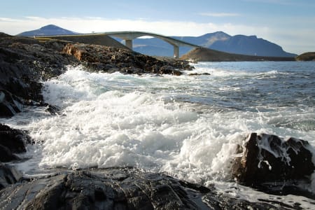 ATLANTERHAVSVEIEN: Veistrekningen er Nasjonal turistveg, og ble i 2005 kåret av folket til århundrets byggverk i Norge. Veistreknningen består blant annet av åtte broer på til sammen 891 meter og går over en hel del holmer og skjær. Foto: Magne Flemsæter / Statens vegvesen