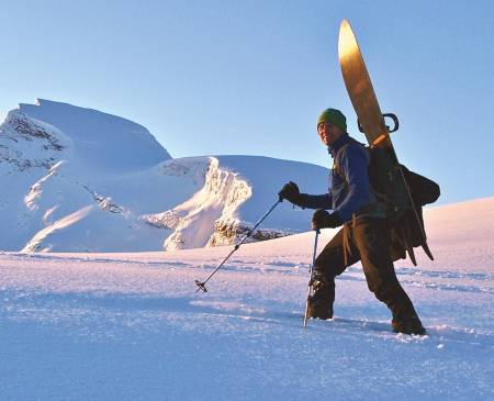 Aadne Olsrud har jobbet mye med skredvurdering for NVE og Statens Vegvesen i Troms, som fjelloppsynsmann og turguide. Foto: Privat