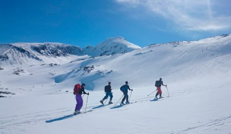 FILM: Se videoen fra feiringen på Finse i 2014. TIL HØYRE: 17. mai-feiring på vei mot Store Soleibotntind i 2014, under fine toppturforhold. Foto: Olav T. Valebjørg