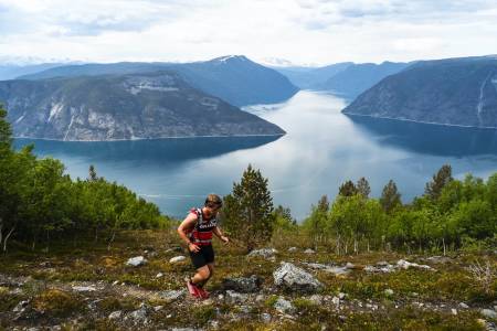 LITE NEDBØR: På vei opp mot Bermålsnosi med Lustrafjorden bak. Foto: Sondre Kvambekk