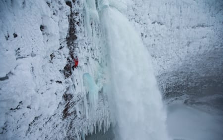 EKTE HISTORIER: Årets beste friluftslivsdokumentarer vises på Edderkoppen Teater 13. oktober. Bildet til høyre er fra «The Frozen Titans», der isklatrer Will Gadd prøver seg opp Helmcken Falls. Foto: Christian Pondella